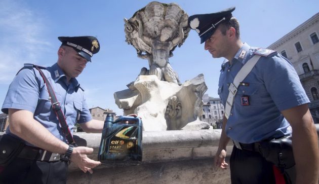 olio versato nella fontana dei tritoni