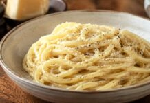 Cacio e pepe romana: ricetta autentica e trucchi per una crema perfetta Cacio e pepe romana con pecorino e pepe nero