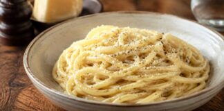 Cacio e pepe romana: ricetta autentica e trucchi per una crema perfetta Cacio e pepe romana con pecorino e pepe nero
