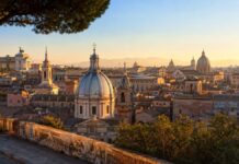 Cosa fare gratis a Roma: musei, panorami ed eventi Panorama di Roma al tramonto con cupole e monumenti storici