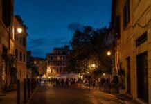 Festa di San Lorenzo a Roma 2026: programma, processione e fuochi del 10 agosto Atmosfera serale in un quartiere di Roma durante l’estate