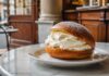 Maritozzo romano: ricetta tradizionale, storia e varianti Maritozzo romano tradizionale farcito con panna
