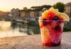 Grattachecca romana: ricetta e 6 chioschi storici dove provarla Grattachecca romana con ghiaccio, frutta e sciroppi sul lungotevere