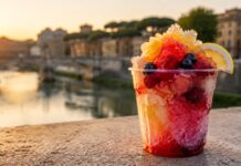 Grattachecca romana: ricetta e 6 chioschi storici dove provarla Grattachecca romana con ghiaccio, frutta e sciroppi sul lungotevere