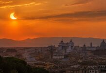Eclissi di Sole a Roma oggi: orari, dove vederla e come proteggere gli occhi Eclissi parziale di Sole al tramonto su Roma