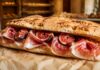 Pizza e fichi alla romana: ricetta estiva, storia e varianti Pizza bianca romana farcita con fichi maturi e prosciutto crudo