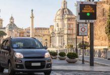 ZTL Roma, nuove regole CUDE dal 22 agosto: quale targa può entrare Auto autorizzata davanti a un varco ZTL di Roma