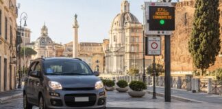 ZTL Roma, nuove regole CUDE dal 22 agosto: quale targa può entrare Auto autorizzata davanti a un varco ZTL di Roma