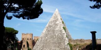 Dopo 3 anni la Piramide Cestia riapre: gratuita fino al 31 ottobre Dopo 3 anni la Piramide Cestia riapre: gratuita fino al 31 ottobre