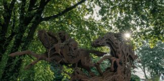 Scopri il museo a cielo aperto tra i boschi vicino Roma A Rocca di Papa, vicino Roma, c’è il Museo Diffuso del Bosco: un percorso tra arte e natura con sculture, animali in Corten e un gigantesco binocolo sul Lago di Nemi.