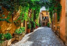Trastevere: la guida al quartiere più famoso di Roma Scopri Trastevere tra vicoli, trattorie, botteghe, aperitivi e luoghi d’arte: la guida per vivere uno dei quartieri più iconici di Roma.